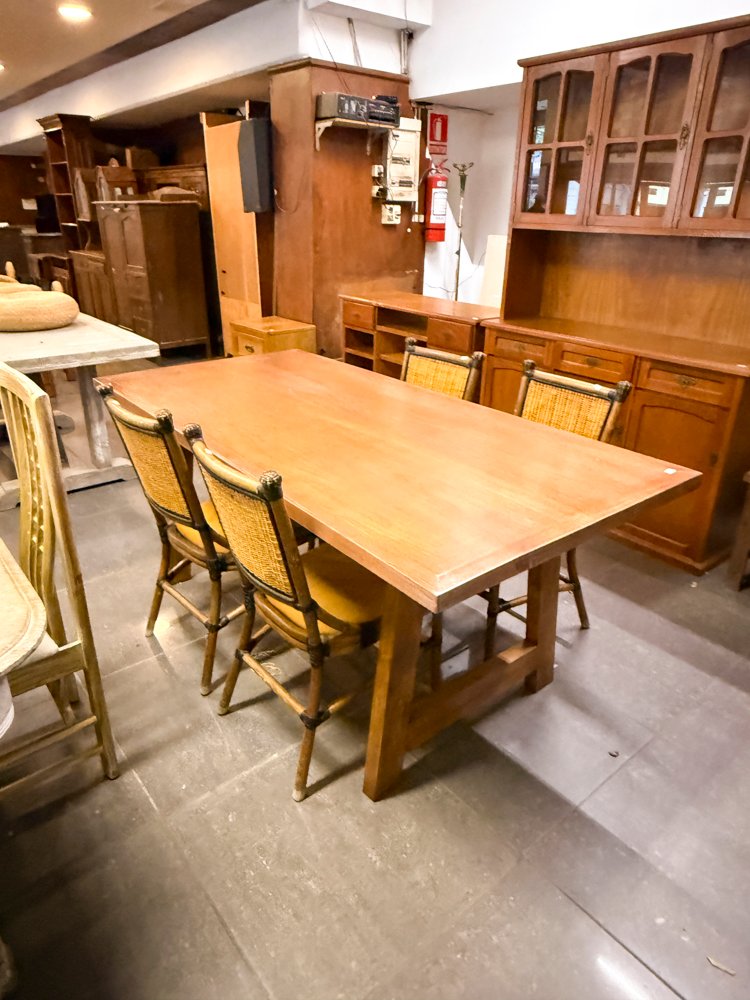 Mesa de Comedor de Madera con Cuatro Sillas Estilo Rústico