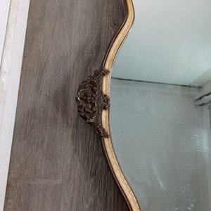 Espejo Estilo Francés Biselado con Marco Dorado y Detalle Ornamental - imagen 3