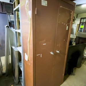 Tres piezas: mueble metalico color marron dos puertas y dos mesitas rodantes color marron con detalles - imagen 1