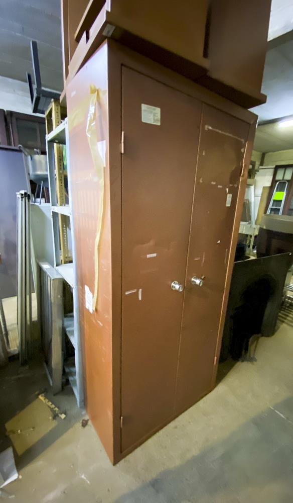 Tres piezas: mueble metalico color marron dos puertas y dos mesitas rodantes color marron con detalles