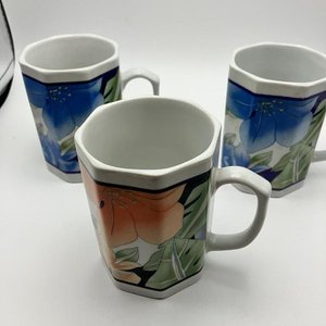 Juego de 3 Tazas de Porcelana Octogonales con Flores - imagen 3