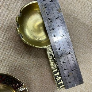 Lote de 2 Ceniceros Decorativos Antiguos: Bronce y Metal Esmaltado - imagen 3