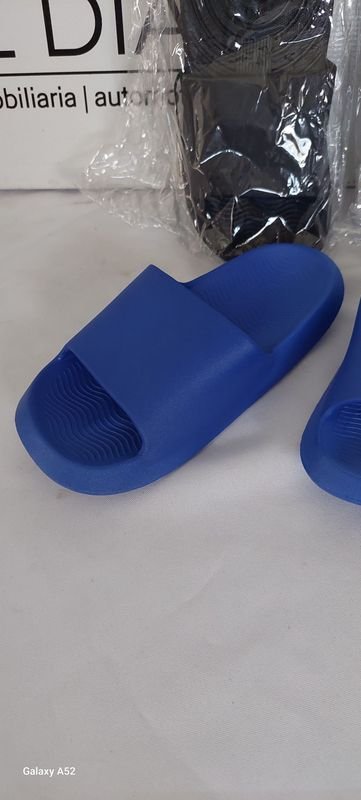Zapatillas de plástico azules en excelente condición - imagen 2