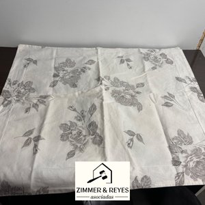 Dos Fundas de Almohadón Estampadas con Flores Grises - imagen 4