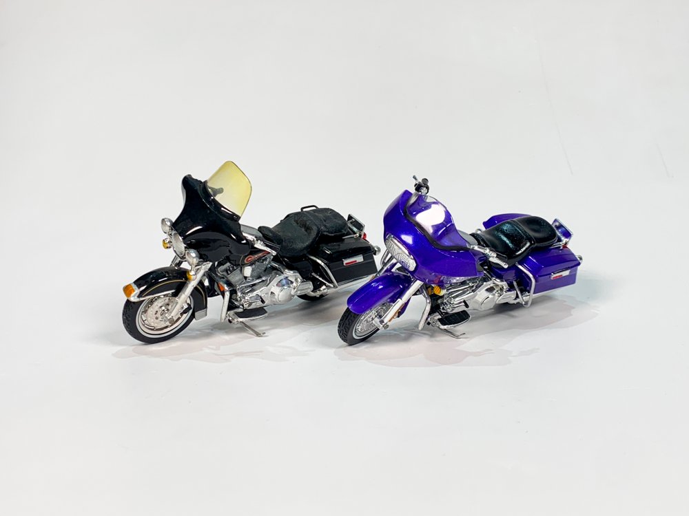 Dos Maquetas Maisto Harley Davidson: Violeta FLTR Road Glide (2000) y Negra FLHT Electra Glide Standard (2019)