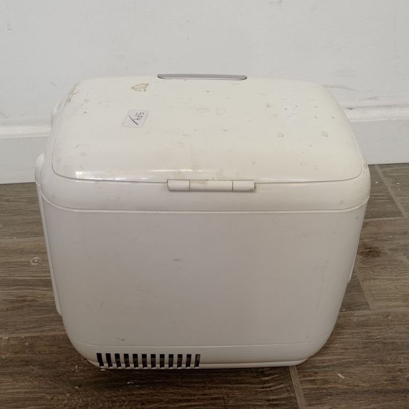 Pequeña heladera para auto en buen estado estético - imagen 4