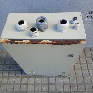 Gabinete Eléctrico Metálico con Señal de Advertencia - imagen 3