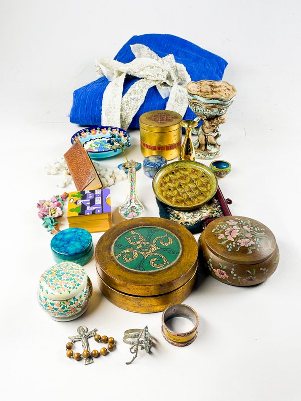 Lote siguiente: Colección de objetos decorativos y útiles