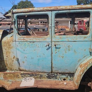 Automóvil Antiguo Clásico Ruedas y Puertas Desgastadas - imagen 2