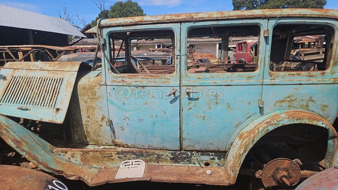 Automóvil Antiguo Desgastado para Coleccionistas