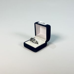 Lote siguiente: Anillo de Fantasía Calado con Monogramas y Números Romanos