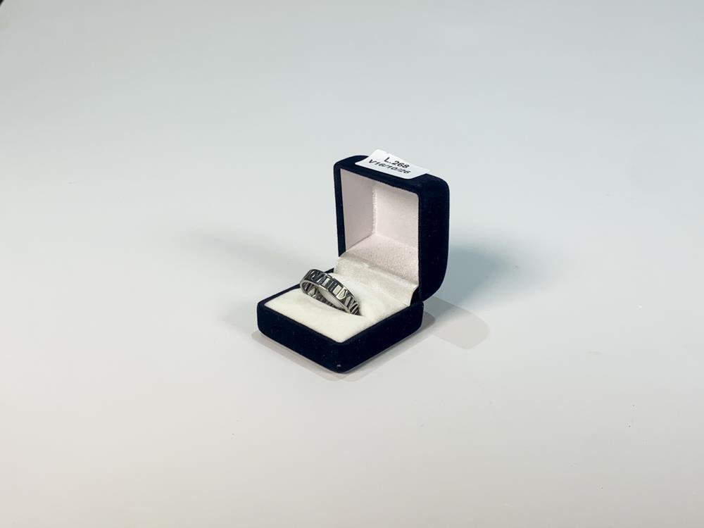Anillo de Fantasía Calado con Monogramas y Números Romanos