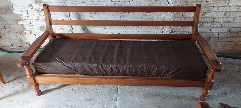 Juego de living en madera con almohadones - imagen 6