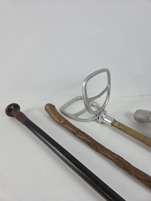 Bastones de madera con asientos metálicos para descansar - imagen 2