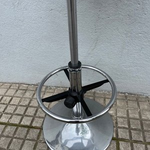 Banco de Barra o Desayunador Negro con Base de Acero y Sistema de Aire - imagen 3
