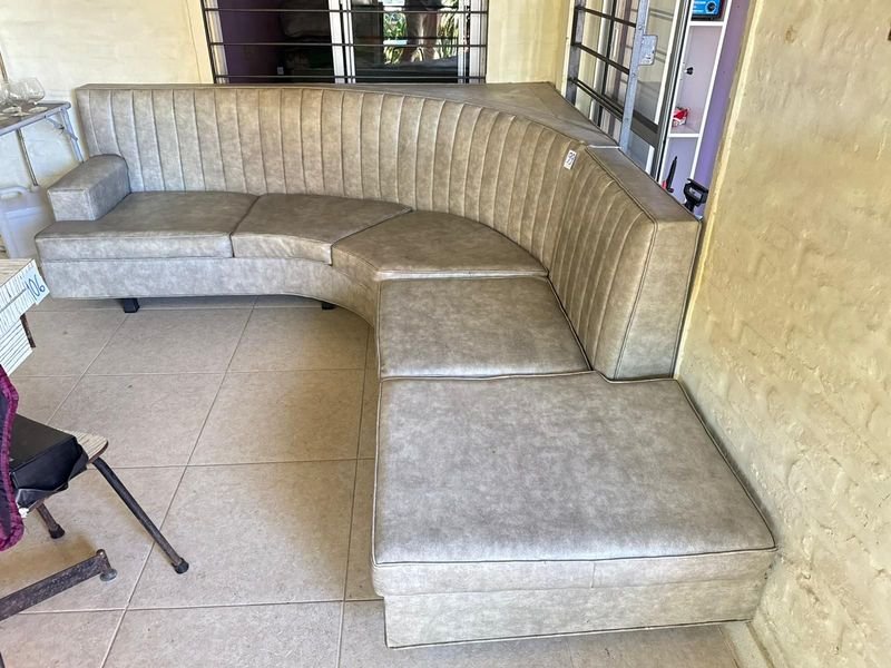 Sofá de dos módulos con diseño curvo y tapizado sano - imagen 4