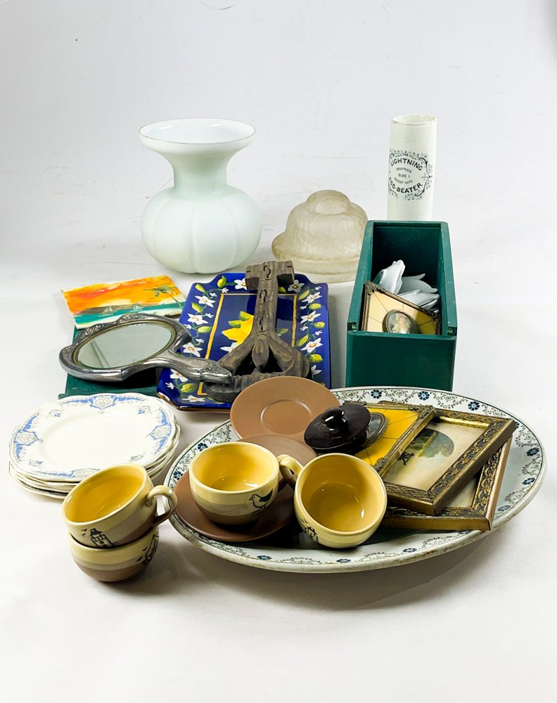 Lote siguiente: Colección de cerámica artesanal y objetos decorativos