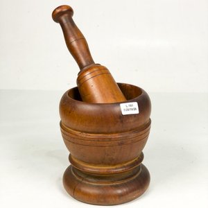 Mortero de Madera con Mazo y Pequeña Fisura - imagen 1
