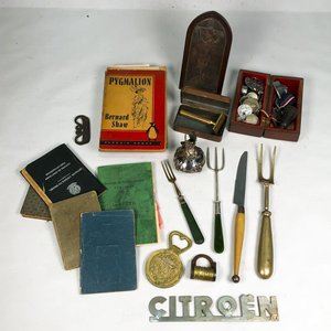 Lote siguiente: Lote de Libros, Placas, Candado y Utensilios de Bronce, Monedas y Medallas
