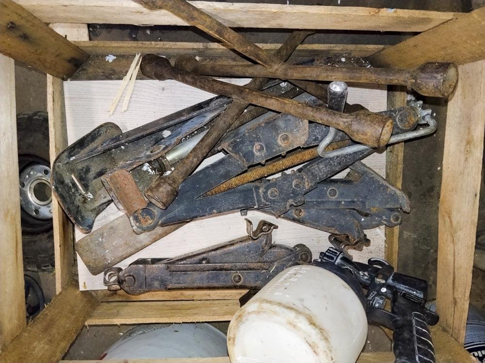 Lote de Gatos Mecánicos, Llaves Cruz y Pistola de Pintar