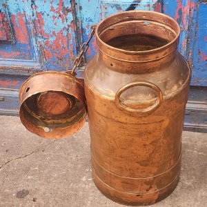 Tarro de Leche Antiguo de Bronce con Tapa y Cadena - imagen 5