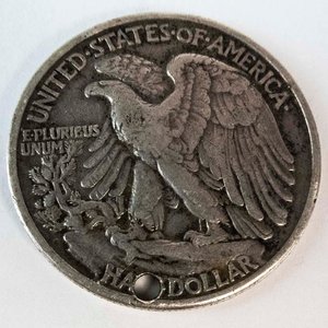 Moneda de Plata "Walking Liberty" 1/2 Dólar de EE.UU. 1941 con Perforación - imagen 2