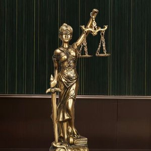 Escultura Diosa de la Justicia (Themis) en Resina Bronce Dorado - imagen 2