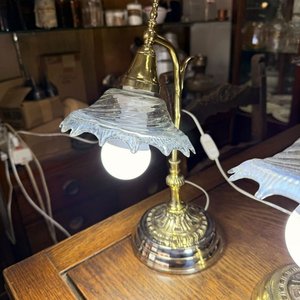 Par de Lámparas de Mesa Antiguas de Bronce con Tulipanes de Vidrio - imagen 9