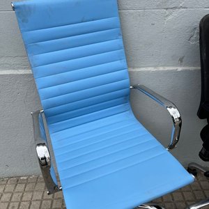 2 Sillones de Oficina Giratorios y con Ruedas: Uno Celeste y Otro Negro - imagen 3