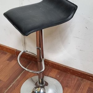 Banqueta Alta Regulable con Asiento Negro y Base Cromada - imagen 3
