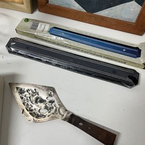 Lote de 10 piezas: cuadros decorativos, termo, jarra, teclado y más - imagen 6