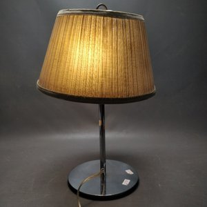 Lámpara de Mesa Portátil con Pie Metálico y Pantalla de Tela - Marca Massive - imagen 5