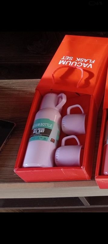 Termo con 3 Tacitas Violeta Claro Nuevo en Bolsa