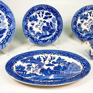 Conjunto de Porcelana Estilo Willow: Lechera, Platos y Fuente Oval - imagen 4
