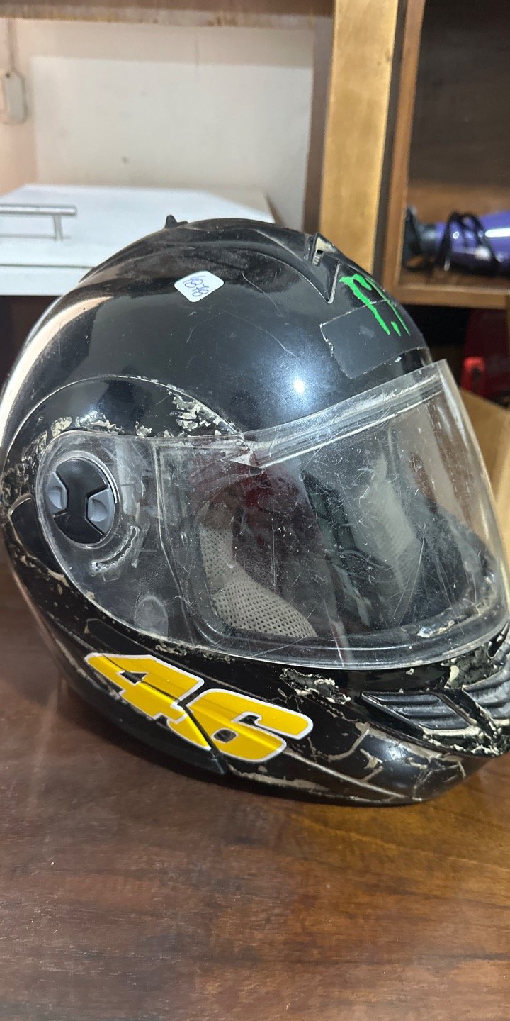 Lote siguiente: Casco de Motocicleta con Signos de Desgaste
