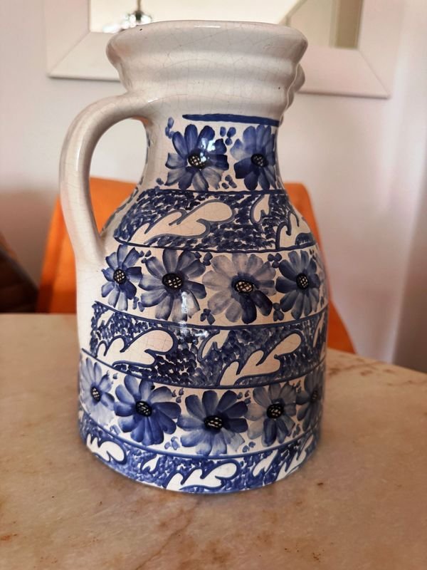 JARRA CERAMICA ESTILO PORTUGUES - BLANCA CON MOTIVO DE FLORES AZULES - imagen 1