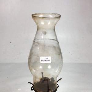 Farol a Kerosene con Fanal Hialino y Base Amarillenta - imagen 3