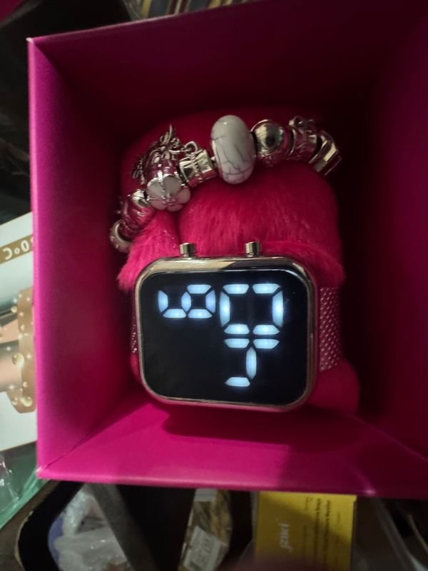 Reloj Digital con Pulsera y Caja de Regalo