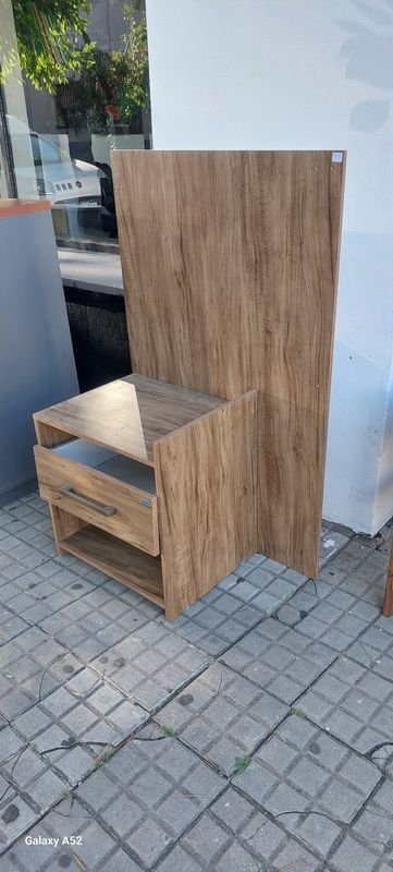 Mesa de noche antigua con diseño clásico - imagen 3