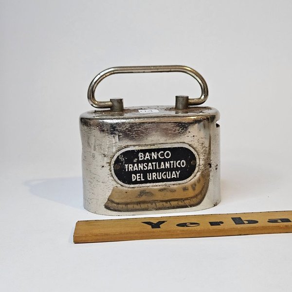 Alcancia del Banco Transatlántico del Uruguay: Un contenedor metálico antiguo y pequeño - imagen 2