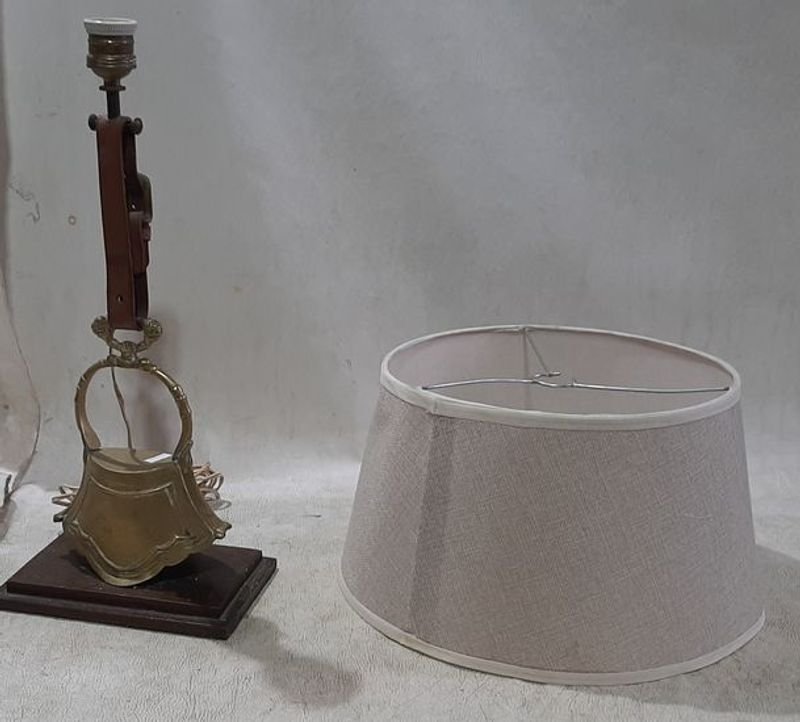 Lote siguiente: Lámpara con base de madera y estríbo de bronce con pantalla