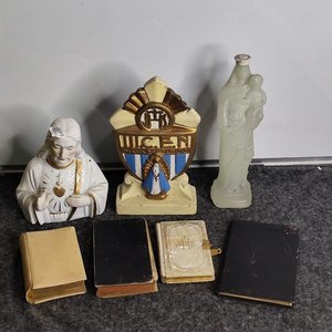 Lote de 7 piezas religiosas: Sagrado Corazón, Virgen de la Medalla Milagrosa, libros y más - imagen 1