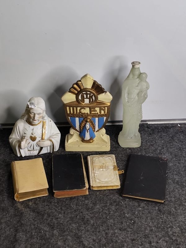 Lote de 7 piezas religiosas: Sagrado Corazón, Virgen de la Medalla Milagrosa, libros y más