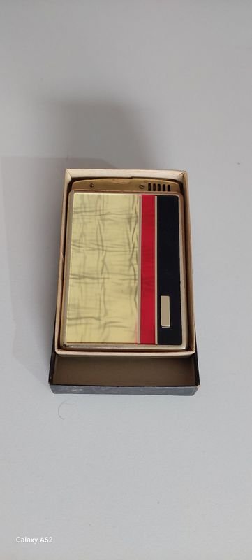Lote siguiente: Cigarrera y encendedor antiguo