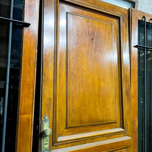 Puerta de Madera Clara con Postigos Fijos de Madera y Vidrio con Rejas - imagen 5
