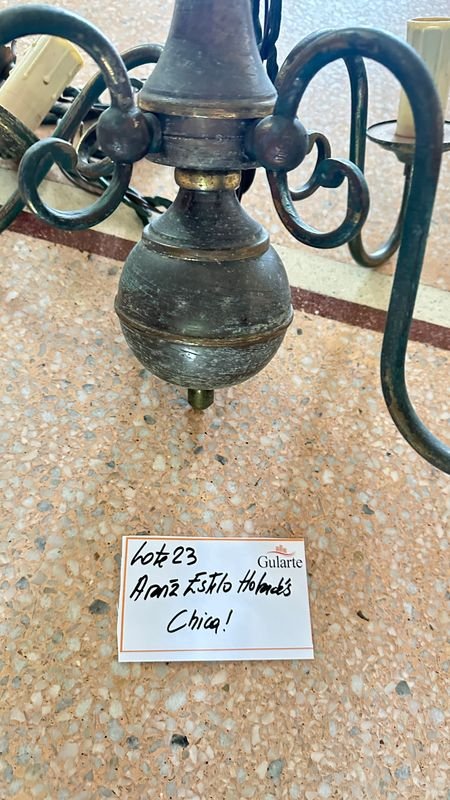 Araña mediana estilo Holandés: Un objeto decorativo de metal - imagen 2