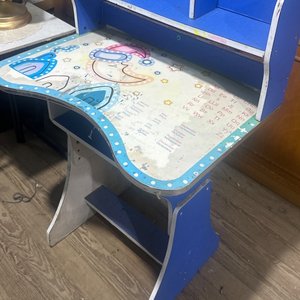 Lote siguiente: Escritorio Infantil Azul con Estantes y Dibujos