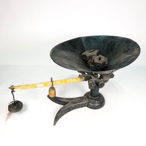 Balanza Antigua de Hierro con Pesas y Plato Negro - imagen 2
