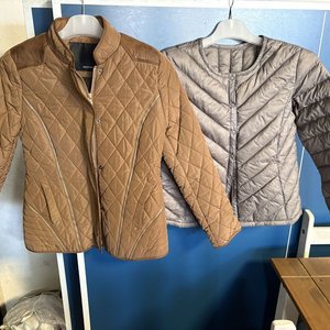 Lote siguiente: Dos Camperas de Nylon Matelaseadas - Marrón y Gris