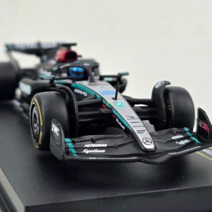 Réplica Burago Mercedes AMG W15 George Russell 1:43 con Piloto - imagen 1